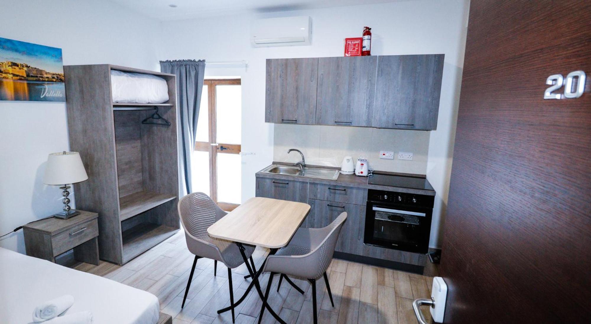 Napoli Suites Studios Aparthotel سانت جوليان المظهر الخارجي الصورة