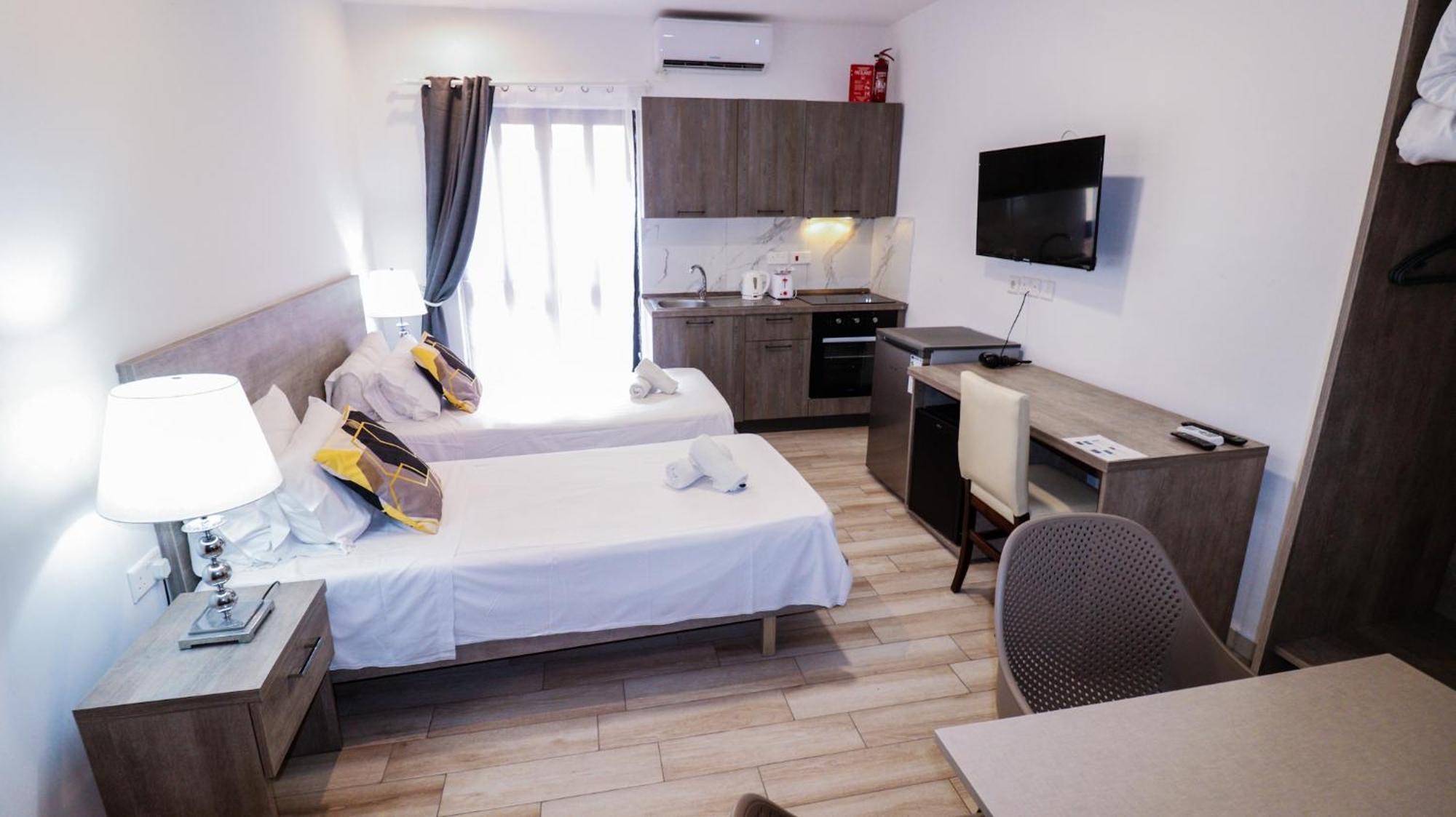 Napoli Suites Studios Aparthotel سانت جوليان المظهر الخارجي الصورة